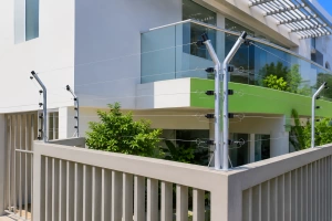 Imagen de un cerco eléctrico residencial fijado sobre una reja metálica
