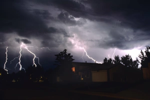 imagen de una casa y tormenta eléctrica