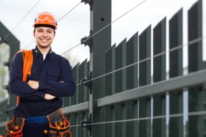 tecnico de cerco electrico con sus herramientas
