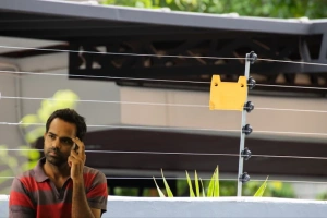 cerco electrico de una casa y hombre pensando